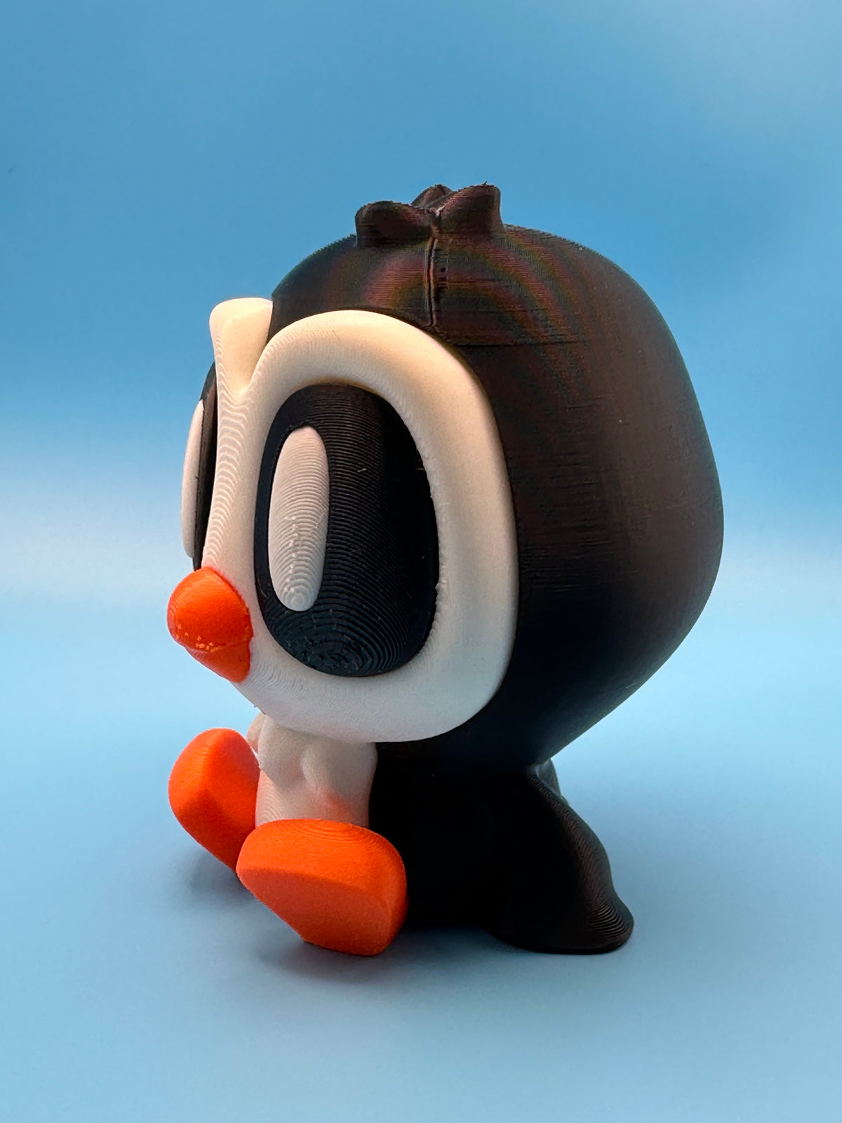 3D Printed Sitting Penguin Figurine – Desk & Shelf Decor
