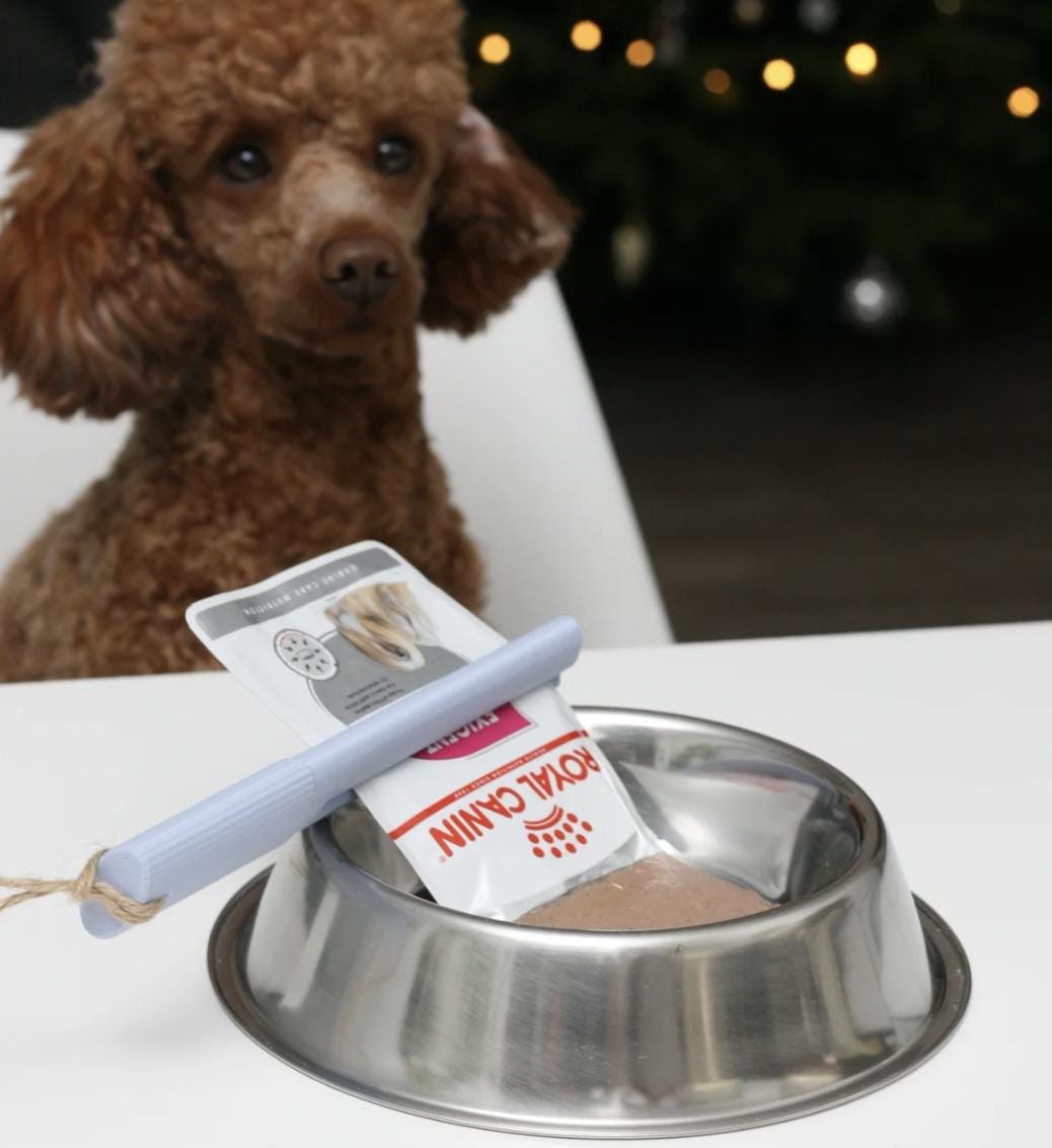PouchPress Pet Food Squeezer – Mess-Free Dog Cat Treat Dispenser Easy Grip Feeding Aid BlakePrintz